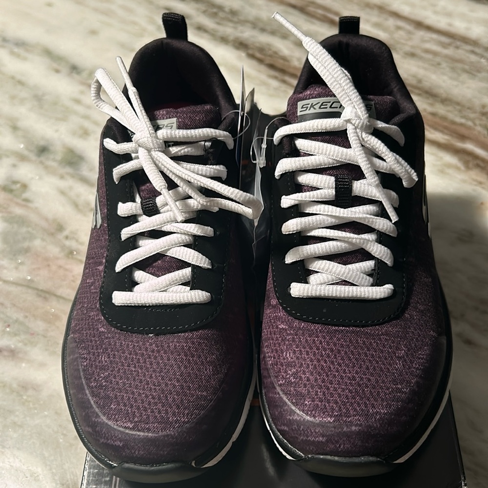 Sketchers non slip sneakers size 6W